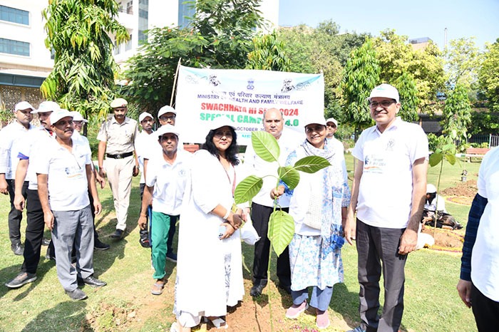 Secretary (HFW) alongwith Officers of the level of DS/Directors and above participated in Swachhta Activity on 2nd Oct 2024 at AIIMS Trauma Centre as a part of “Swachhata HI Seva 2024” and “Special campaign 4.0