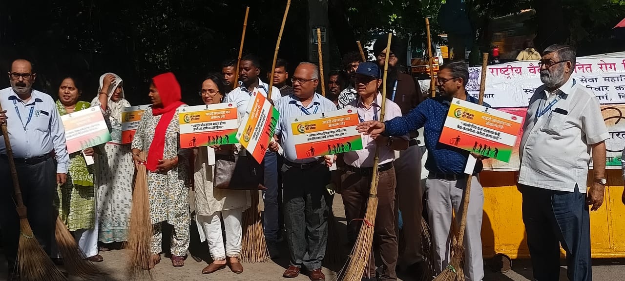 'Swachhata Hi Seva 2025' (SHS-2025) campaign, NCVBDC organised with participation of public and officers/officials of NCVBDC on 25th September 2025 at 9.00 AM in and surroundings of Sushruta Trauma Centre, Civil Lines, Delhi-110054.